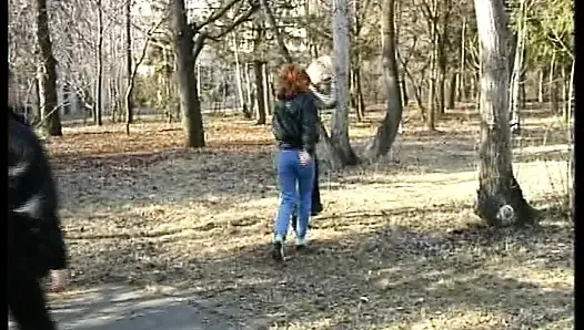 Alman kapılarının arkasında özenle sikiliyor