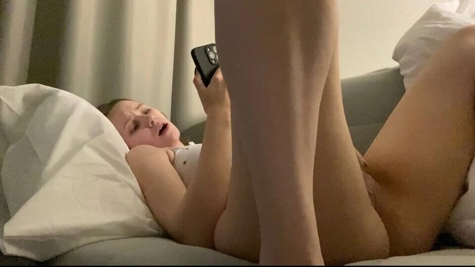 Look for my little sister while she watches porno