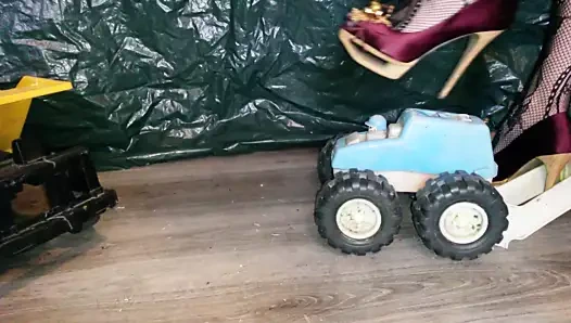 Hanımefendi iki arabayı eziyorum.