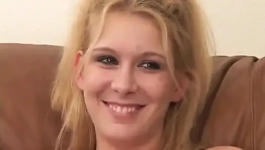 Orta yaşlı seksi kadın yarak binicisi Trinity James oturma odasında beyaz penisi emiyor ve emiyor