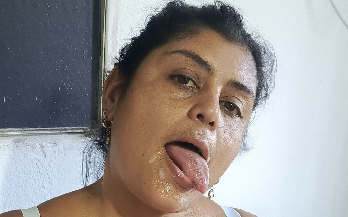 Üvey kız kardeşimi ağzını ve vajinasını sikmesi için öğüriyorum
