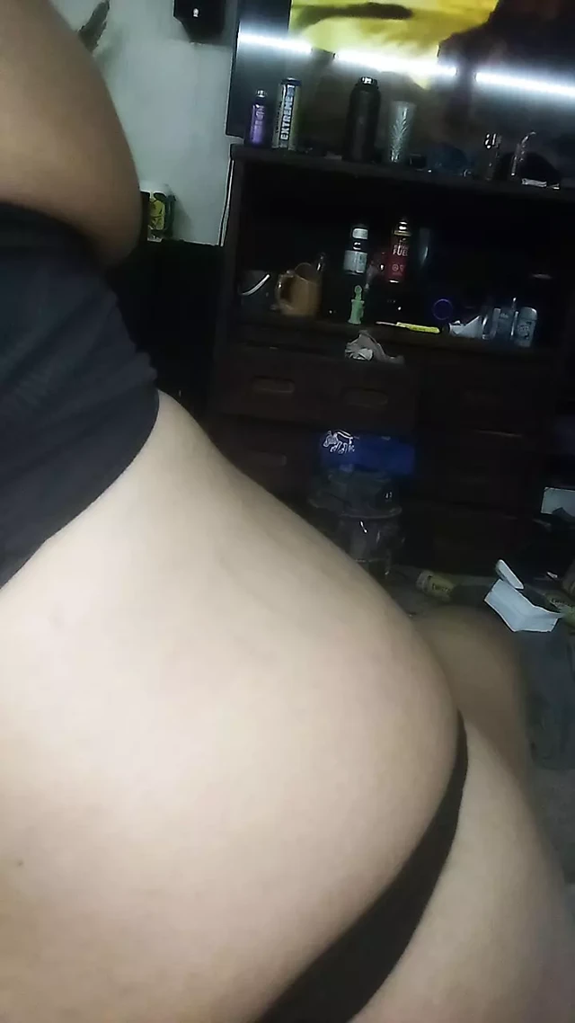 Büyük şişman kadın kılıklı travesti kendi zevkini çıkarıyor