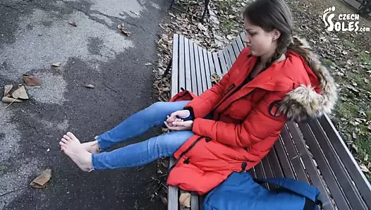 Parkta kirli ayaklar bir yabancı tarafından temizleniyor, pov