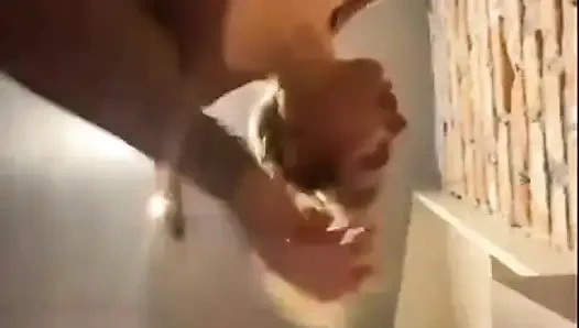 Fışkırtma ve anal sikiş! Yakın çekim sikişiyor. Çok fışkırt.