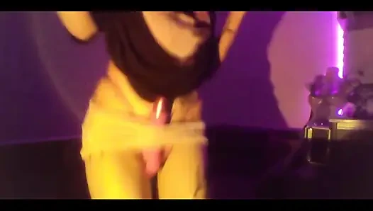 Striptiz ateşli kız dildo akışıyla oynuyor