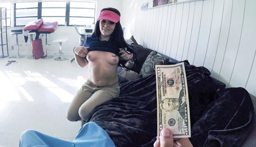 Kalın pizza teslimi genç müşteri tarafından nakit, pov için becerdin