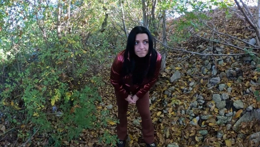 Kırmızı parlak ceketli göl kenarında açık havada riskli sakso fetişi 316