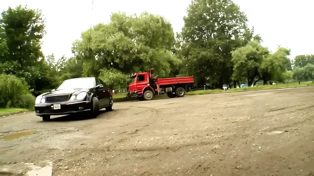 Şehvetli esmer latin ile cinsel üçlü seks götünü ve amını kapıdan uzatıyor