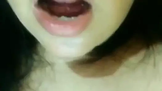 Orta yaşlı seksi sürtük sevgilisi için göğüslerini ve götünü gösteriyor