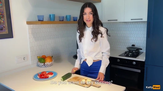 Katty West komşusüne salata yapmayı öğretiyor ama yarağı sertleşiyor - anal seks