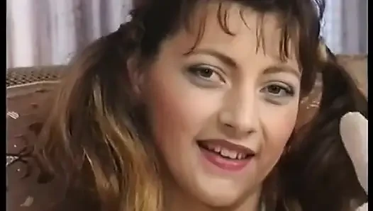Esmer genç kız adamın büyük penisinin üzerinde zıplıyor