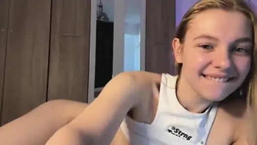 Jucielussie doğal göğüslerle oynuyor