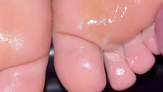 Çok güzel yağlanmış tabanlar ve ayak parmakları