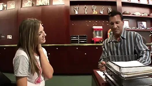 Edepsiz ateşli küçük sürtük içinde büyük bir latin yarak istiyor