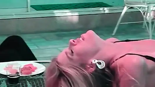 Blonde verführerin am Tisch auf der Terrasse: heißer oraler spaß