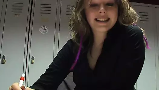 Seksi Alman genç kız adores dildoing ona tıraş vajina