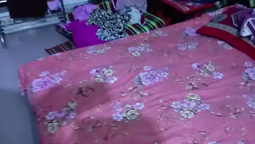 Patronla ilk seks. 18 yaşındaki Hintli kız iş görüşmesinde.