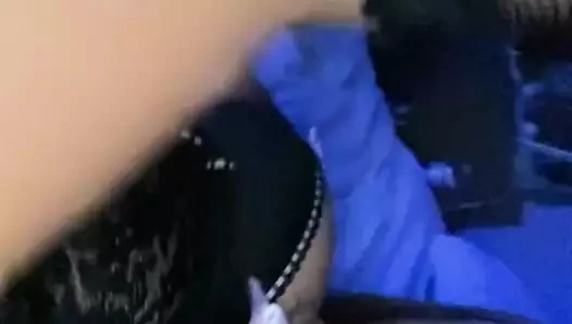 Tombul azgın sürtük bir profesyonel gibi dildosunda biniyor