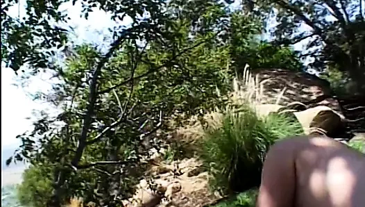 Pembe fileli güzel sarışın, ağacın altında gazoony tarafından çikolatalı cha-cha-cha dansına davet edildi.