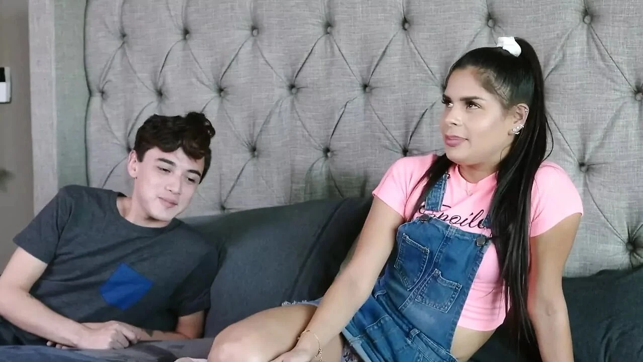 Mylf - सुंदर चोदने लायक मम्मी और सौतेली बेटी अपने सौतेले बेटे के मोटे लंड के आकार से दंग रह गई