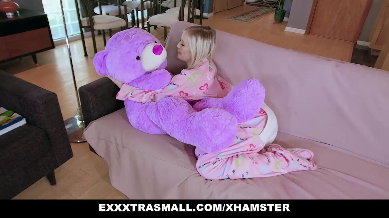 Exxxtrasmall - küçük memeli sarışın büyük horoz tarafından sallanıyor