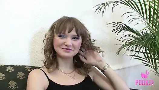 Genç amatör sarışın Sasha sert yarak emiyor ve okşuyor!