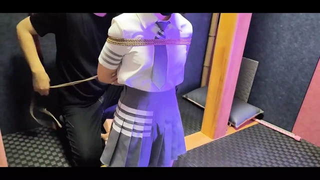 Kısa etekli kızın göğüslerini çimdikleyen aşağılaması