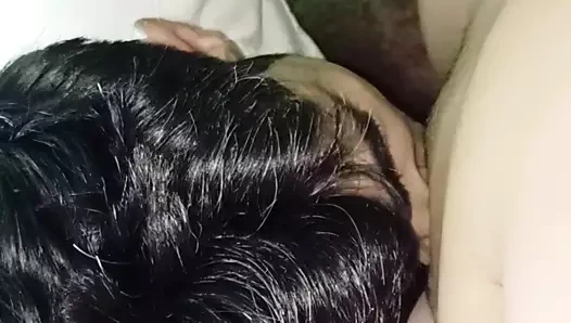 Amcık yalıyor, sonra sikiliyor