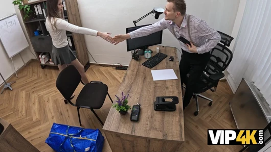 VIP4K. Gelinliğini satmak istedi ama adam onu sikmek istiyor