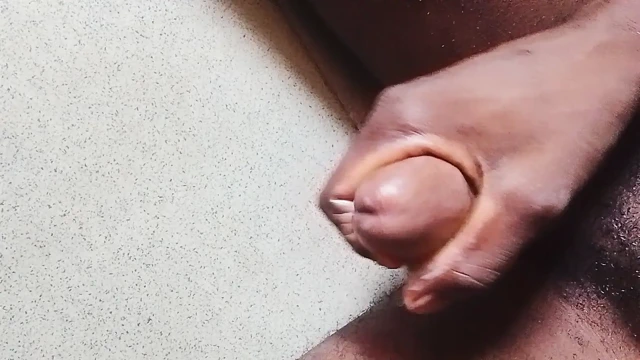 Boşalana kadar büyük yarağımı okşuyor