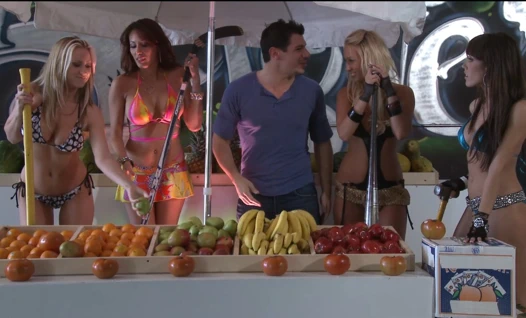 Gangbaang mit dem Obst verkaufer