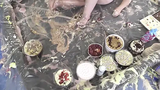Sarah Jane ve Ashley Rider seksi pasta kavgası