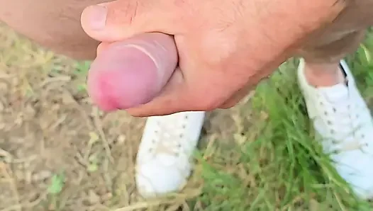 Ormanda komşuların yanında beni sikiyor