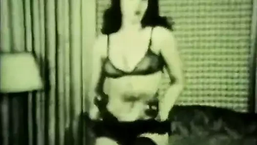 Esmer güzellik tef ile iç çamaşırlarıyla dans ediyor (vintage)