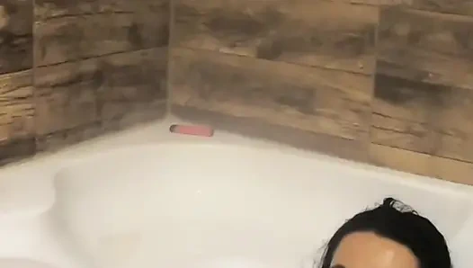 Evde küvette mega orgazm ile sapık orta yaşlı seksi kadın oyunları