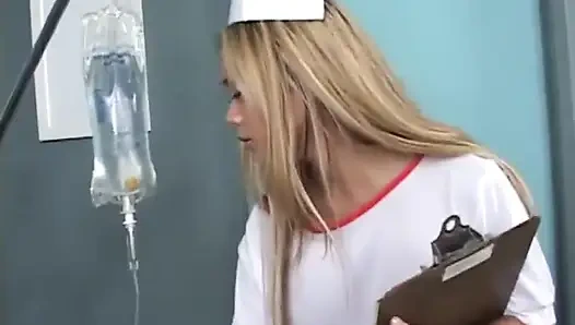 Güzel Asyalı lezbiyenler hastanede dildo yalıyor