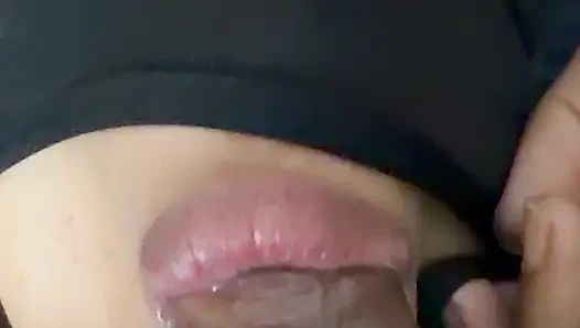 Hintli kız ağzıyla penisi emdi ve suyu çıkardı.