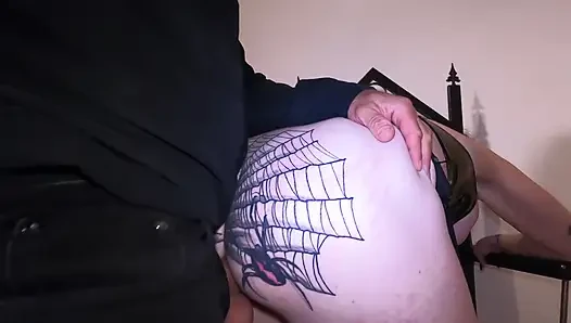 Geniş memeli siyah saçlı orta yaşlı seksi kadın BDSM zindanında parçalanıyor ve dölleniyor