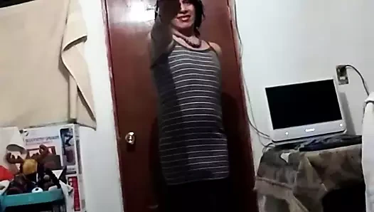 Joselynne cd'si koyu renk iç çamaşırı ve en sevdiği elbisesi