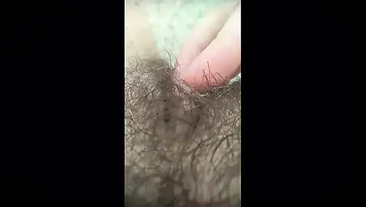 Bir köylü kız kıllı amcığını güzel müziğe güzelce çekiyor