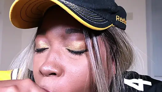 Nina Rivera'dan siyah ve sarı bir sakso