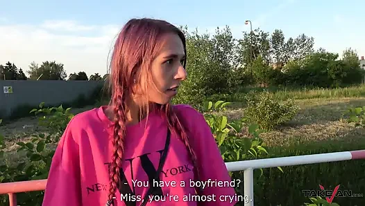 Sıska kaltağın sakinleşmesi için pembe yaprakların arasında büyük bir penise ihtiyacı var