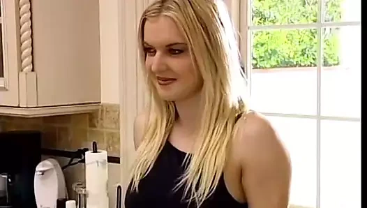 Büyük kavunlu ateşli sarışın güzel barbara summer titreyicisi mutfakta götünü bölerse karşı değil