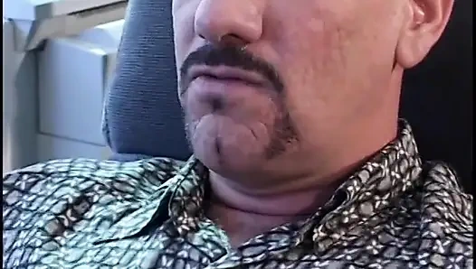 Azgın çikolata bebek beyaz yarağı tatmak ve sertçe sikişmek istiyor