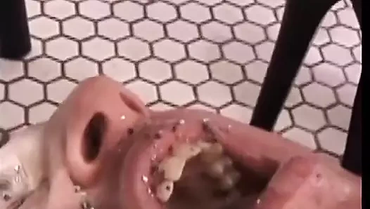 Büyük memeli ve dekolteli lateks takan fahişeler ateşli fetiş seks sahnesinde bir adamı sikiyor