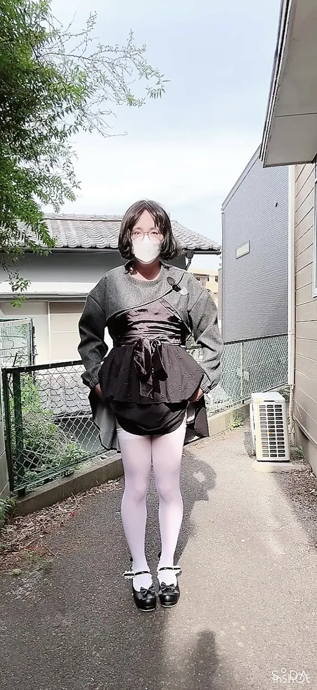 Bir bayanın dışarıda işeme ve mastürbasyon videosu