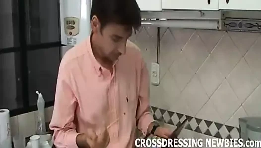 Bir kadın gibi giyinmek sikimi çok zorluyor