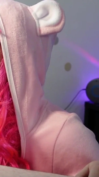 Minyon Alman üvey kız kardeş kostümlü cosplay etkinliği sonrası bakış açısıyla sakso çekiyor | Klip 2