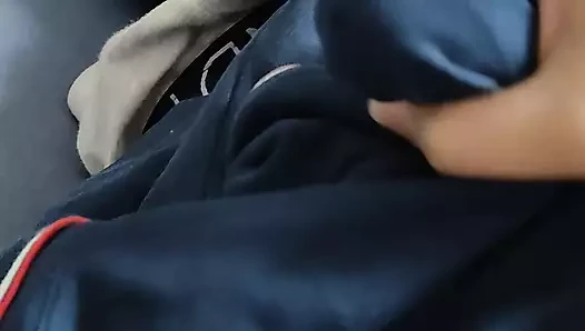 Güzel iş arkadaşının tulum kıyafetleri boşalıyor