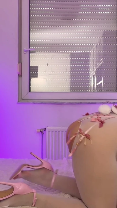 Paskalya tavşanıyla boşalıyor. Edepsiz dildo oyunu, sakso ve ayakla muamele
